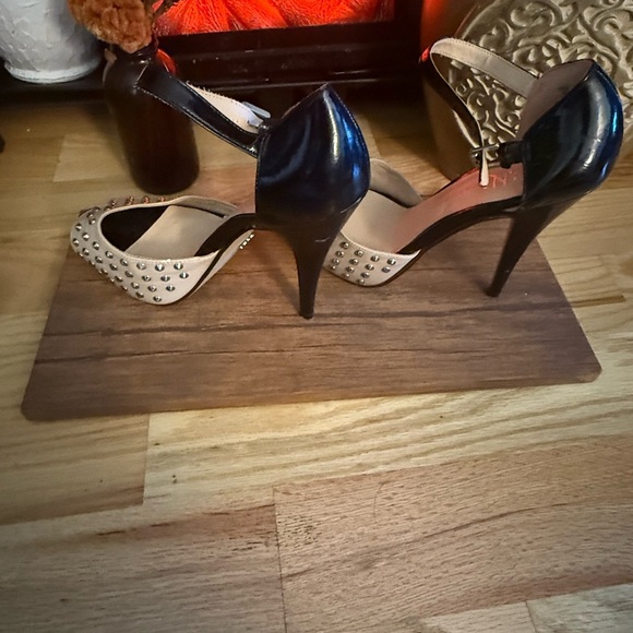 Rock Republic Studded Beige and Black Heels 4” heel - Picture 4 of 8